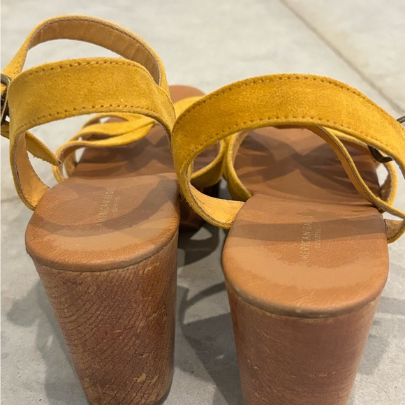 American eagle sandals mustard colored medium heel - Picture 3 of 6